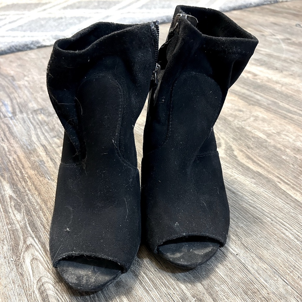 Black heeled boots
